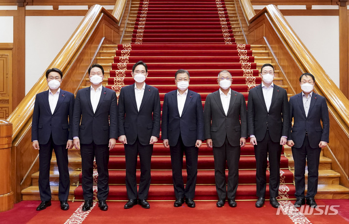 [서울=뉴시스] 김진아 기자 = 문재인 대통령이 27일 청와대에서 열린 '청년희망 온(ON) 참여기업 대표 초청 오찬 간담회'를 마친 뒤 이재용 삼성전자 부회장 등 6대 기업 대표들과 기념촬영을 하고 있다. 왼쪽부터 최정우 포스코 그룹 회장, 최태원 SK주식회사 회장, 이재용 삼성전자 부회장, 문 대통령, 정의선 현대자동차그룹 회장, 구광모 LG 회장, 구현모 KT 대표이사. 2021.12.27. bluesoda@newsis.com