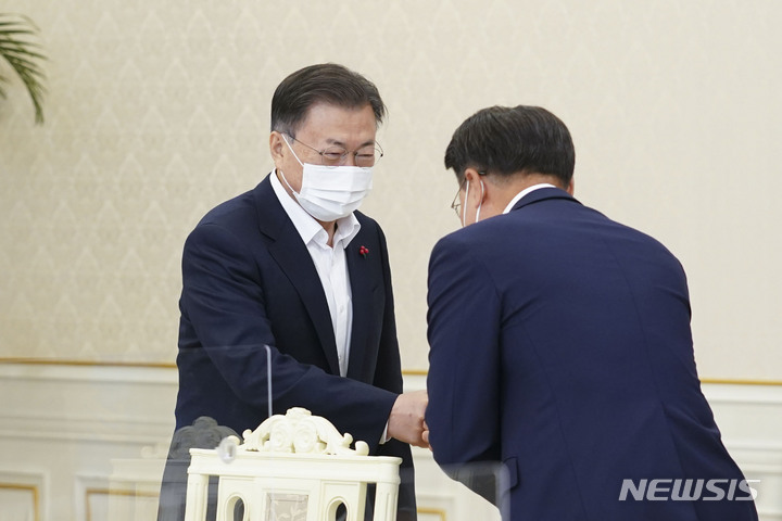 [서울=뉴시스] 김진아 기자 = 문재인 대통령이 27일 청와대에서 열린 '청년희망 온(ON) 참여기업 대표 초청 오찬 간담회'에 참석, 최정우 포스코 그룹 회장과 인사하고 있다. 2021.12.27. bluesoda@newsis.com