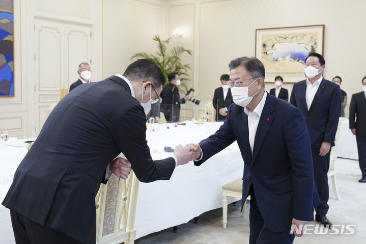 [서울=뉴시스] 김진아 기자 = 문재인 대통령이 27일 청와대에서 열린 '청년희망 온(ON) 참여기업 대표 초청 오찬 간담회'에 참석, 구광모 LG 회장과 인사하고 있다. 2021.12.27. bluesoda@newsis.com