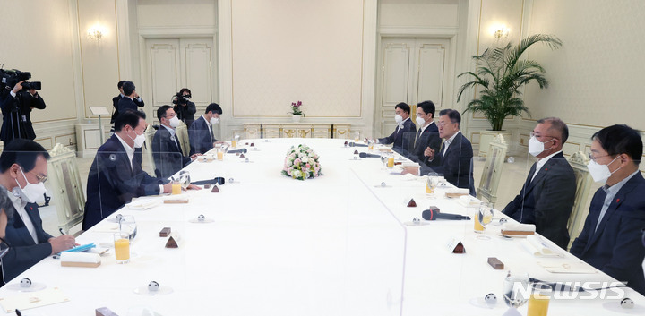 [서울=뉴시스] 김진아 기자 = 문재인 대통령이 27일 청와대에서 열린 '청년희망 온(ON) 참여기업 대표 초청 오찬 간담회'에 참석, 발언하고 있다. 왼쪽부터 시계방향으로 유영민 비서실장, 최태원 SK주식회사 회장, 구광모 LG 회장, 이호승 정책실장, 최정우 포스코 그룹 회장, 이재용 삼성전자 부회장, 문 대통령, 정의선 현대자동차그룹 회장, 구현모 KT 대표이사. 2021.12.27. bluesoda@newsis.com