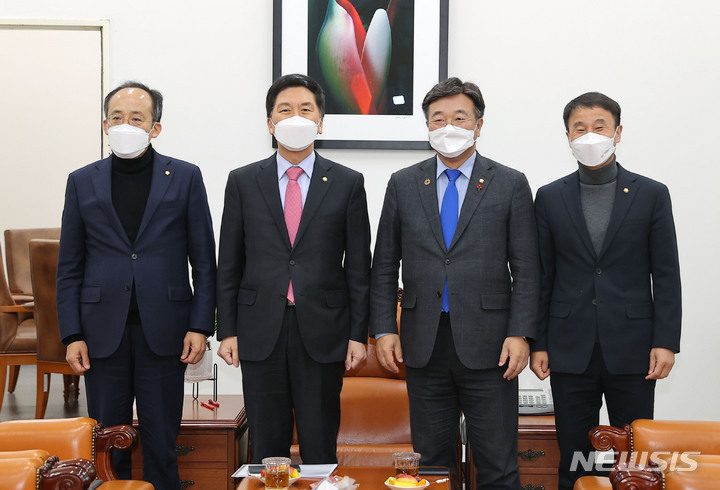 [서울=뉴시스] 최진석 기자 = 더불어민주당 윤호중(왼쪽 세번째) 원내대표와 국민의힘 김기현(왼쪽 두번째) 원내대표가 27일 서울 여의도 국회 운영위원장실에서 열린 여야교섭단체 원내대표 회동에 앞서 기념촬영을 하고있다. 왼쪽부터 국민의힘 추경호 원내수석부대표, 김 원내대표, 더불어민주당 윤 원내대표, 한병도 원내수석부대표. (공동취재사진) 2021.12.27. photo@newsis.com