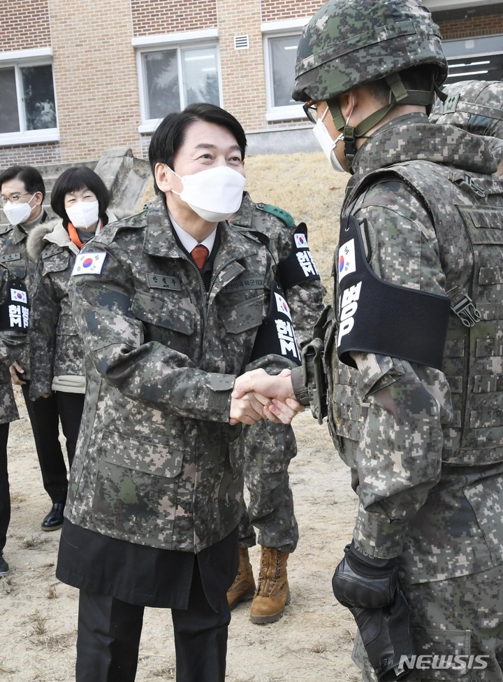 [파주=뉴시스] 국회사진기자단 = 안철수 국민의당 대선 후보가 27일 경기도 파주 육군1사단 GOP경계부대를 방문해 장병들을 격려하고 있다. 2021.12.27. photo@newsis.com