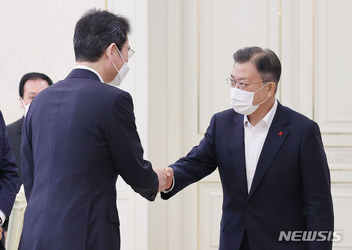 [서울=뉴시스] 김진아 기자 = 문재인 대통령이 27일 청와대에서 열린 '청년희망 온(ON) 참여기업 대표 초청 오찬 간담회'에 참석, 이재용 삼성전자 부회장과 인사하고 있다. 2021.12.27. bluesoda@newsis.com