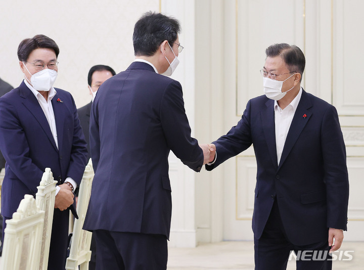 [서울=뉴시스] 김진아 기자 = 문재인 대통령이 27일 청와대에서 열린 '청년희망 온(ON) 참여기업 대표 초청 오찬 간담회'에 참석, 이재용 삼성전자 부회장과 인사하고 있다. 2021.12.27. bluesoda@newsis.com