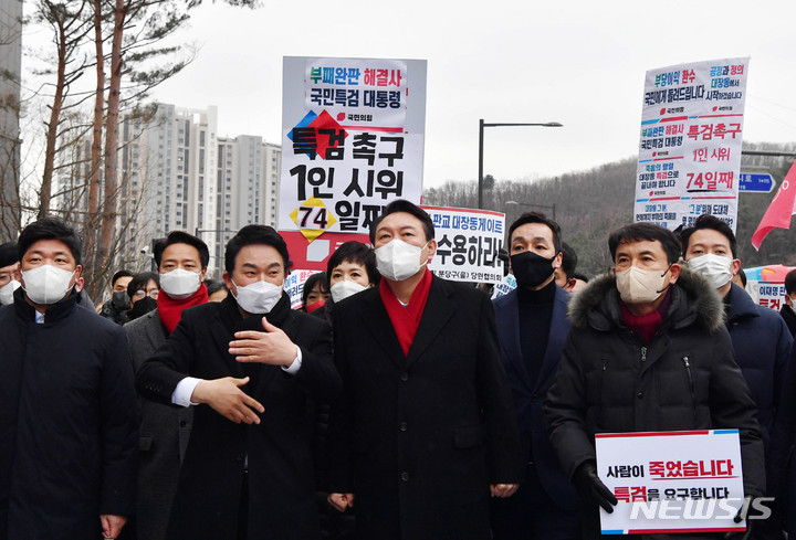 [성남=뉴시스] 국회사진기자단 = 윤석열 국민의힘 대선 후보가 27일 경기도 성남 대장동 게이트 의혹 현장을 방문해 이재명 더불어민주당 대선 후보 등에 대한 특검 수사를 촉구하는 기자회견을 마친 후 이동하고 있다. 2021.12.27. photo@newsis.com