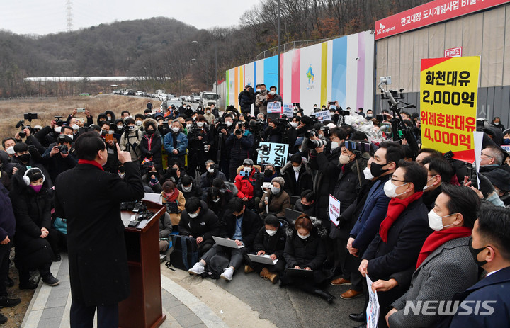 [성남=뉴시스] 국회사진기자단 = 윤석열 국민의힘 대선 후보가 27일 경기도 성남 대장동 게이트 의혹 현장을 방문해 이재명 더불어민주당 대선 후보 등에 대한 특검 수사를 촉구하는 기자회견을 하고 있다. 2021.12.27. photo@newsis.com