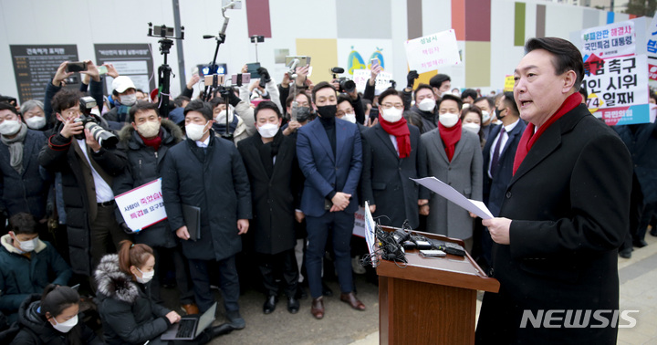 [성남=뉴시스] 국회사진기자단 = 윤석열 국민의힘 대선 후보가 27일 경기도 성남 대장동 게이트 의혹 현장을 방문해 이재명 더불어민주당 대선 후보 등에 대한 특검 수사를 촉구하는 기자회견을 하고 있다. 2021.12.27. photo@newsis.com