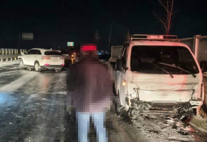 아산서 빙판길 교통사고 수습돕던 외국인 등 3명 사망