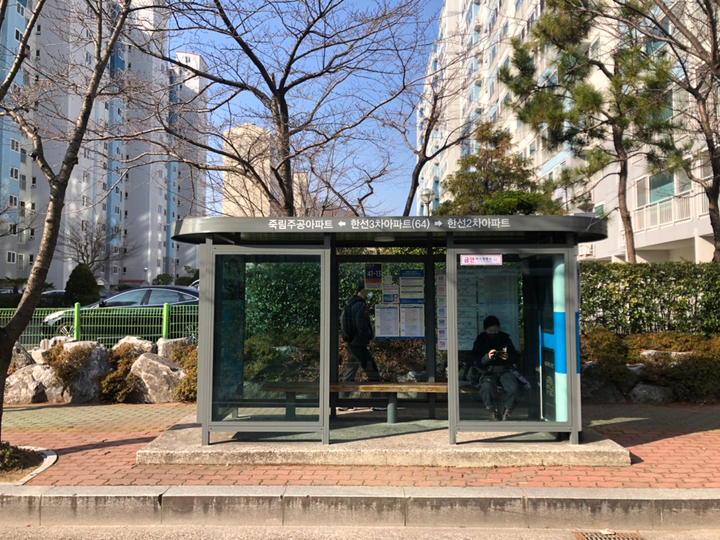 [통영=뉴시스] 신정철 기자= 통영시는 쾌적한 대중교통 이용 환경을 제공하고 대중교통 이용 활성화를 유도하기 위하여 기존 노후된 버스승강장 20개소를 대상으로 정비공사를 마쳤다고 28일 밝혔다.(사진=통영시 제공).2021.12.28. photo@newsis.com *재판매 및 DB 금지