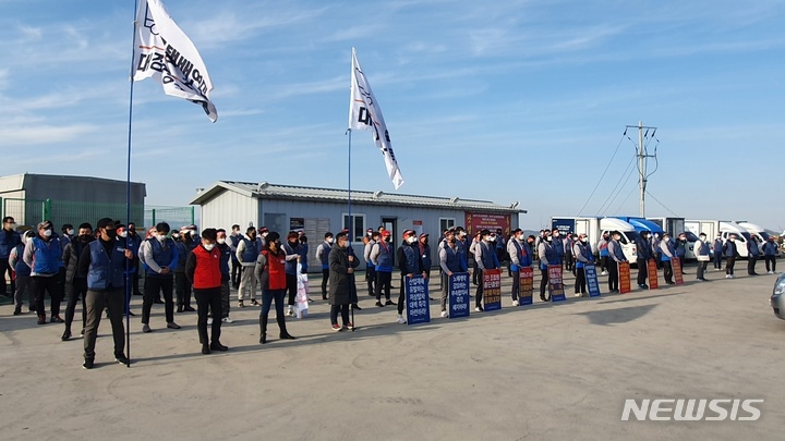 [포항=뉴시스] 이바름 기자 = 28일 오후 포항 cj대한통운 성곡터미널에 택배 상자들이 쌓여 있다. 민주노총 서비스연맹 전국택배노동조합 대구경북지부는 이날 오후 총파업 결의대회를 열었다. (사진=택배노조 경북지부 제공) 2021.12.28. photo@newsis.com