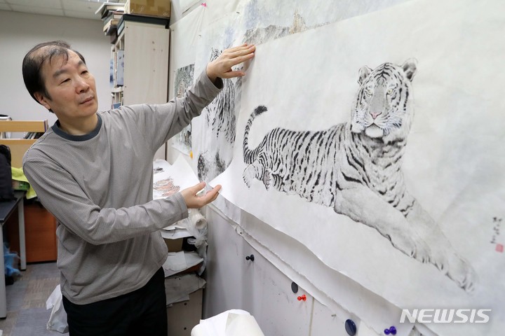 [서울=뉴시스] 박진희 기자 = 만화 '불멸의 호랑이' 정석호 작가가 지난해 12월 27일 경기도 부천 한국만화영상진흥원 작업실에서 뉴시스 인터뷰를 마치고 사진촬영을 하고 있다. 2022.01.03. pak7130@newsis.com