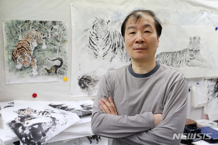 [서울=뉴시스] 박진희 기자 = 만화 '불멸의 호랑이' 정석호 작가가 지난해 12월 27일 경기도 부천 한국만화영상진흥원 작업실에서 뉴시스 인터뷰를 마치고 사진촬영을 하고 있다. 2022.01.03. pak7130@newsis.com