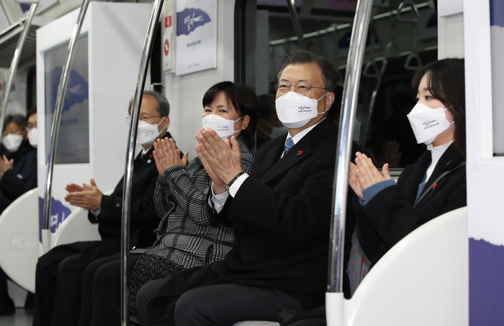 [울산=뉴시스] 김진아 기자 = 문재인 대통령이 28일 울산 태화강역에서 열린 동남권 4개 철도건설사업 개통식을 마친 뒤 울산 태화강에서 부산 일광 구간의 광역전동차를 시승하고 있다. 2021.12.28. bluesoda@newsis.com
