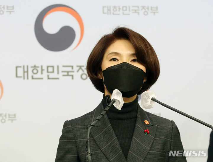 [서울=뉴시스] 조성우 기자 = 한정애 환경부 장관이 28일 오전 서울 종로구 정부서울청사 별관에서 '한국판 뉴딜, 탄소중립'을 주제로 2022년 업무보고 브리핑을 하고 있다. (공동취재사진) 2021.12.28. photo@newsis.com