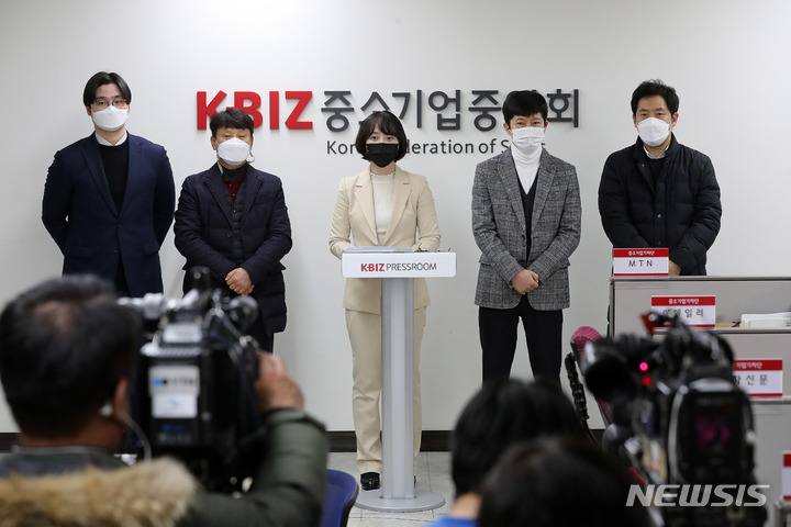 [서울=뉴시스] 백동현 기자 = 박희경 변호사가 28일 오전 서울 영등포구 중소기업중앙회에서 열린 '대기업 기술탈취 손해배상 첫 승소' 기자간담회에서 브리핑을 마치고 질의응답하고 있다. 지난 23일 서울고등법원 제4민사부는 한화의 협력업체인 에스제이이노테크가 한화와 한화솔루션 등을 상대로 제기한 손해배상 항소심에서 원고인 에스제이이노테크에 대한 일부 승소 판결을 내리고, 한화 측에 기술유용 배상액 5억 원을 인정하고 징벌적 배상 2배를 국내에서 처음으로 적용해 총 10억 원의 손해배상금을 지급하라고 판결했다. 2021.12.28. livertrent@newsis.com