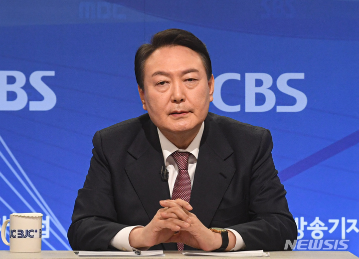 [서울=뉴시스] 국회사진기자단 = 윤석열 국민의힘 대선 후보가 28일 서울 양천구 한국방송회관에서 열린 한국방송기자클럽 초청 토론회에서 발언하고 있다. 2021.12.28. photo@newsis.com