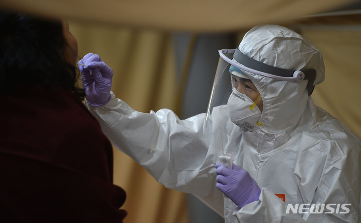 [대구=뉴시스] 이무열 기자 = 28일 오전 대구 중구 보건소 선별진료소에서 시민들이 코로나19 진단검사를 받고 있다. 2021.12.28. lmy@newsis.com