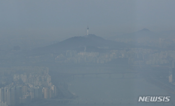 [서울=뉴시스] 고범준 기자 = 대기가 정체되는 수도권과 충남 지역에 일시적으로 초미세먼지 농도가 짙어진 지난 28일 서울 송파구에서 바라본 서울 도심이 뿌옇게 보이고 있다. 2021.12.28. bjko@newsis.com