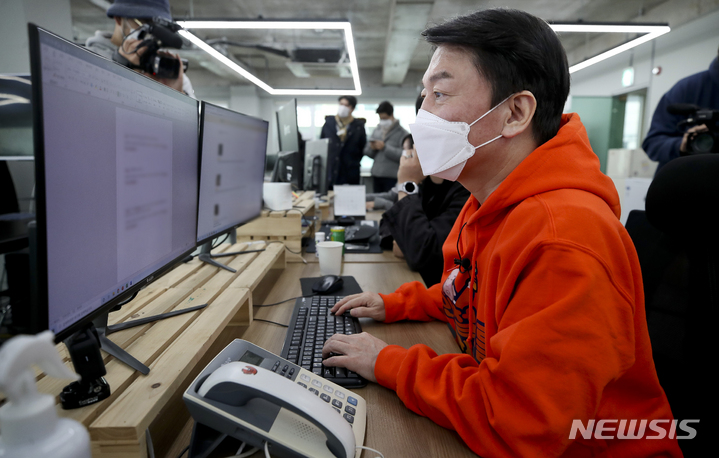 [서울=뉴시스] 국회사진기자단 = 안철수 국민의당 대선 후보가 28일 서울 강남구 IT 스타트업 회사에서 일일 인턴사원 근무 체험을 하고 있다 2021.12.28. photo@newsis.com