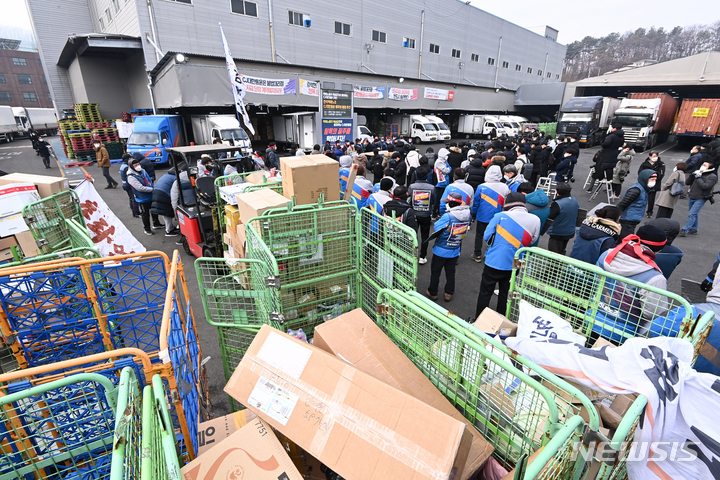 [광주(경기)=뉴시스] 김종택기자 = 전국택배노동조합 CJ대한통운본부가 택배 노동자 과로사 방지를 위한 사회적 합의 이행을 촉구하며 무기한 총파업에 들어간 28일 오전 경기도 광주시 CJ대한통운 성남터미널에서 조합원들이 출정식을 하고 있다. 2021.12.28.jtk@newsis.com