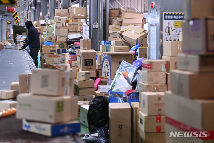 [광주(경기)=뉴시스] 김종택기자 = 전국택배노동조합 CJ대한통운본부가 택배 노동자 과로사 방지를 위한 사회적 합의 이행을 촉구하며 무기한 총파업에 들어간 28일 오전 경기도 광주시 CJ대한통운 성남터미널에 택배들이 쌓여 있다. 2021.12.28.jtk@newsis.com