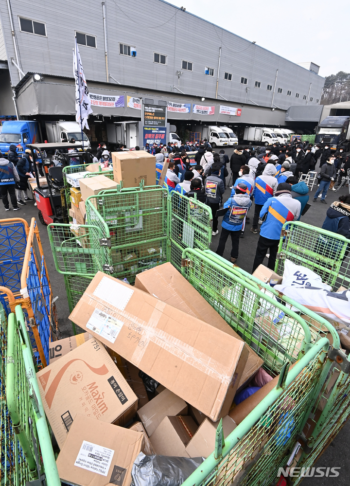 [광주(경기)=뉴시스] 김종택기자 = 전국택배노동조합 CJ대한통운본부가 택배 노동자 과로사 방지를 위한 사회적 합의 이행을 촉구하며 무기한 총파업에 들어간 28일 오전 경기도 광주시 CJ대한통운 성남터미널에서 조합원들이 출정식을 하고 있다. 2021.12.28. jtk@newsis.com