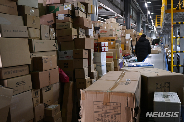 [광주(경기)=뉴시스] 김종택기자 = 전국택배노동조합 CJ대한통운본부가 택배 노동자 과로사 방지를 위한 사회적 합의 이행을 촉구하며 무기한 총파업에 들어간 28일 오전 경기도 광주시 CJ대한통운 성남터미널에 택배들이 쌓여 있다. 2021.12.28. jtk@newsis.com