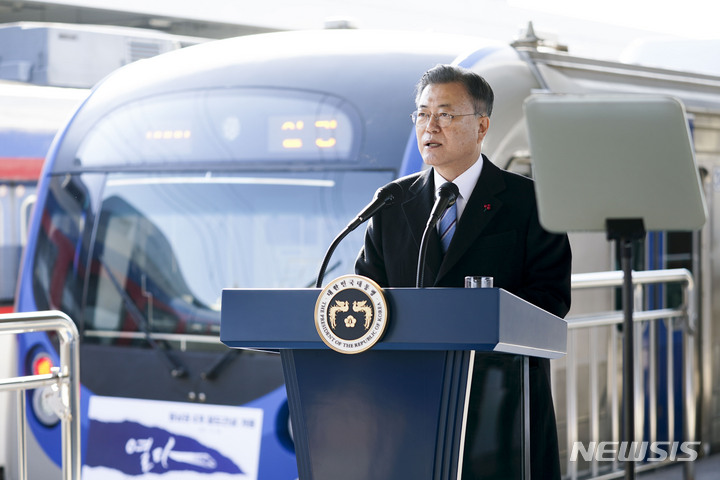 [울산=뉴시스] 김진아 기자 = 문재인 대통령이 28일 울산 태화강역에서 열린 동남권 4개 철도건설사업 개통식에서 발언하고 있다. 2021.12.28. bluesoda@newsis.com