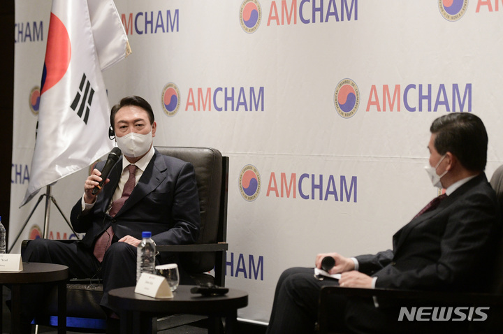 [서울=뉴시스] 국회사진기자단 = 윤석열 국민의힘 대선 후보가 28일 오후 서울 여의도 콘래드 호텔에서 제임스 김 주한미국상공회의소 회장과 간담회를 하고 있다. 2021.12.28. photo@newsis.com