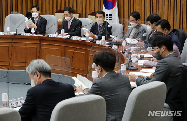 [서울=뉴시스] 최진석 기자 = 김진태 국민의힘 이재명 비리 국민검증특별위원회 위원장이 28일 오후 서울 여의도 국회에서 열린 '이재명 비리 국민검증특별위원회' 긴급간담회에서 발언하고 있다. (공동취재사진) 2021.12.28. photo@newsis.com