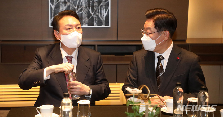 [서울=뉴시스] 김선웅 기자 = 이재명 더불어민주당 대선 후보와 윤석열 국민의힘 대선 후보가 28일 서울 여의도 페어몬트 앰배서더 서울 호텔에서 열린 국가균형발전을 위한 지방소멸대응특별법안 국회발의 간담회 시작에 앞서 열린 사전환담에 참석해 대화를 나누고 있다. 2021.12.28. mangusta@newsis.com