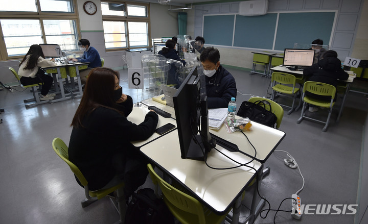 [경산=뉴시스] 지난해 12월28일 오후 경북 경산시 경산여자고등학교에서 학생들이 경북진학지원단 교사와 1:1 상담을 하고 있다. <사진은 기사와 관련이 없습니다> (사진=뉴시스DB). 2022.02.22. photo@newsis.com