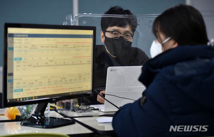 [경산=뉴시스] 이무열 기자 = 2022학년도 정시모집 원서 접수를 이틀 앞둔 지난해 12월28일 오후 경북 경산시 경산여자고등학교에서 학생들이 경북진학지원단 교사와 1:1 상담을 하고 있다. 2022.01.06. lmy@newsis.com