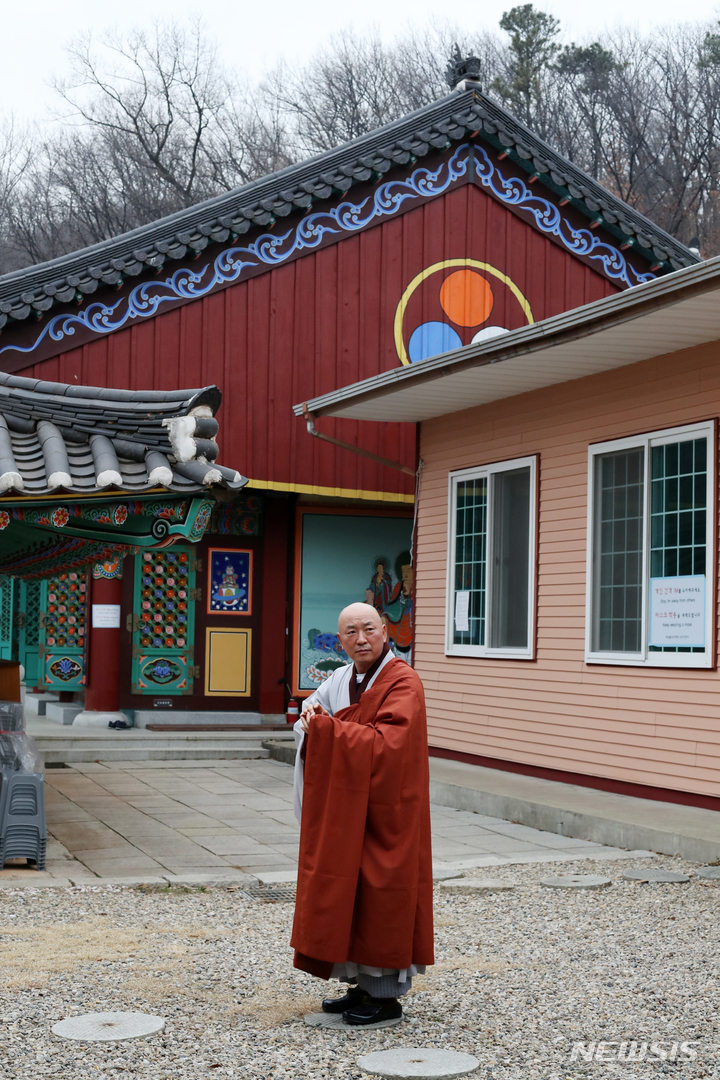 [서울=뉴시스] 박진희 기자 = 도신 스님이 지난해 12월 28일 서울 동작구 국립서울현충원 내 호국지장사에서 뉴시스와 인터뷰 하고 있다. 도신 스님은 조계종이 은퇴자도 출가할 수 있는 ‘은퇴출가’ 제도를 통해 승려가 되었다. 2022.01.09. pak7130@newsis.com