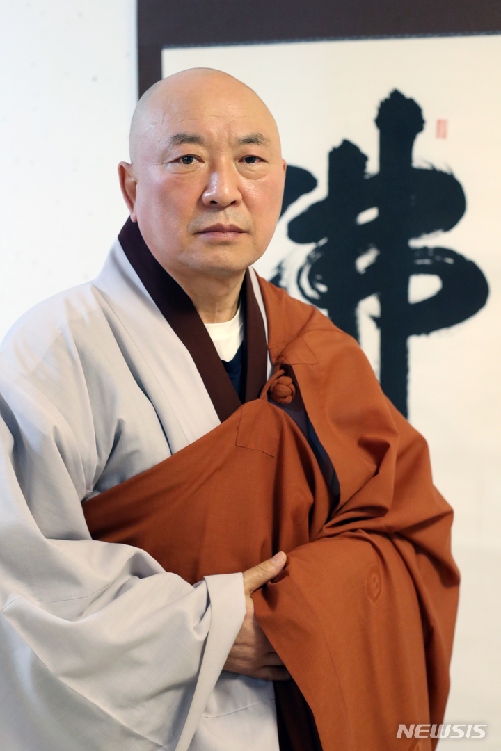 [서울=뉴시스] 박진희 기자 = 도신 스님이 지난해 12월 28일 서울 동작구 국립서울현충원 내 호국지장사에서 뉴시스와 인터뷰 하고 있다. 도신 스님은 조계종이 은퇴자도 출가할 수 있는 ‘은퇴출가’ 제도를 통해 승려가 되었다. 2022.01.09. pak7130@newsis.com