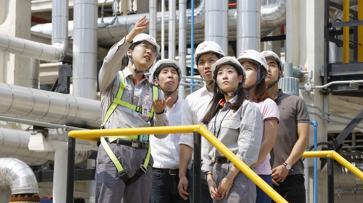 [울산=뉴시스] SK에너지에서 현장수업 중인 울산대 학생들 (울산대 제공) *재판매 및 DB 금지