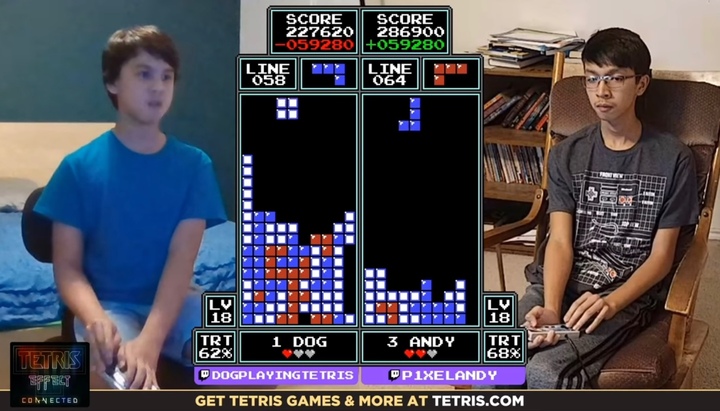 [서울=뉴시스] 지난해 12월19일 온라인으로 열린 클래식테트리스월드챔피언십에 참가한 마이클 아르티아가(왼쪽)와 앤디 아르티아가(오른쪽) 형제가 같은 집, 다른 방에서 결승전을 벌이고 있다. (출처: Classic Tetris 유튜브 영상 캡처) 2021.12.29. *재판매 및 DB 금지 *재판매 및 DB 금지