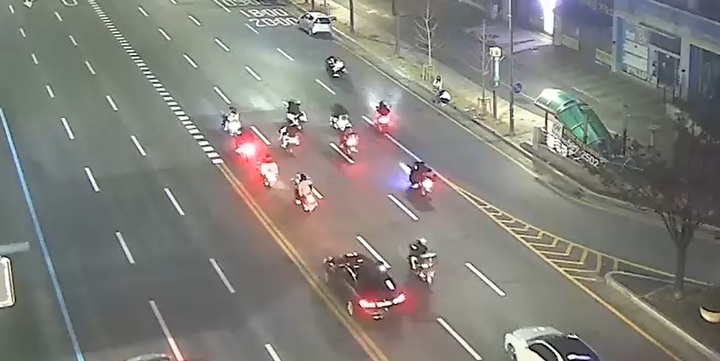 지난 21일 각각 다른 업체 소속 배달원인 일당이 대전 중구의 한 도로에서 오토바이를 탄 채 난폭운전을 하고 있다.(사진=대전경찰청 제공) *재판매 및 DB 금지