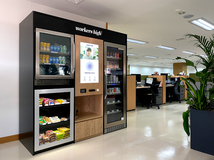 [서울=뉴시스] 서울시 중구 을지로 소재 사무실 내부 인테리어에 맞춤형으로 설치된 '워커스하이 미니바'. (사진=워커스하이 제공) 2021.12.30. photo@newsis.com *재판매 및 DB 금지