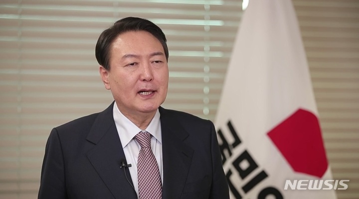 [서울=뉴시스] 윤석열 국민의힘 대선후보가 임인년 새해 인사를 하고 있다. (사진=국민의힘 공보실 제공) 2022.01.01.