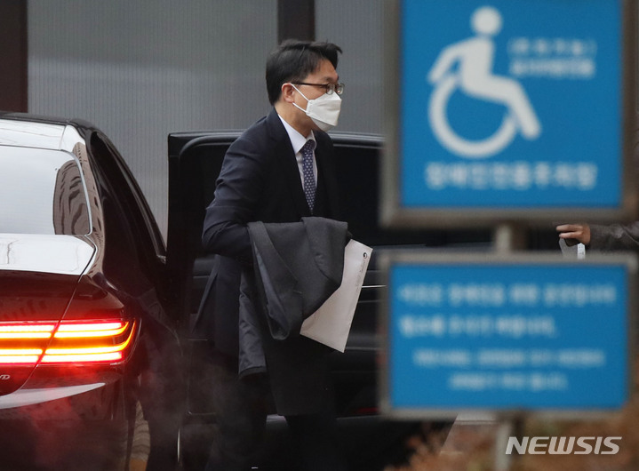[과천=뉴시스] 고범준 기자 = 김진욱 고위공직자범죄수사처(공수처) 처장이 29일 오전 경기도 과천시 정부과천청사 공수처로 출근하고 있다. 2021.12.29. bjko@newsis.com
