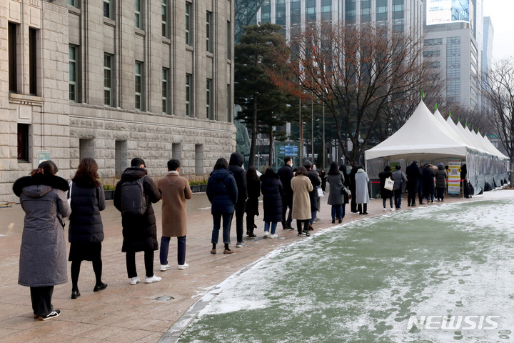 [서울=뉴시스] 김병문 기자 = 0시 기준 코로나19 신규 확진자가 5,409명으로 집계된 29일 오전 서울시청 앞 서울광장 임시선별검사소에서 시민들이 검사를 받기 위해 기다리고 있다. 2021.12.29. dadazon@newsis.com