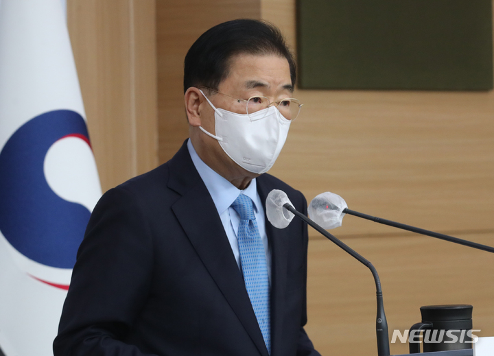 [서울=뉴시스] 김명원 기자 = 정의용 외교부 장관이 29일 오전 서울 종로구 외교부청사에서 내신기자 대상 브리핑을 하고 있다. (공동취재사진) 2021.12.29. photo@newsis.com