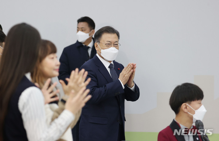 [공주=뉴시스] 김진아 기자 = 문재인 대통령이 29일 충남 공주시 공주대학교 옥룡캠퍼스에서 열린 공주대학교 부설 특수학교 설립 간담회에 입장하고 있다. 2021.12.29. bluesoda@newsis.com