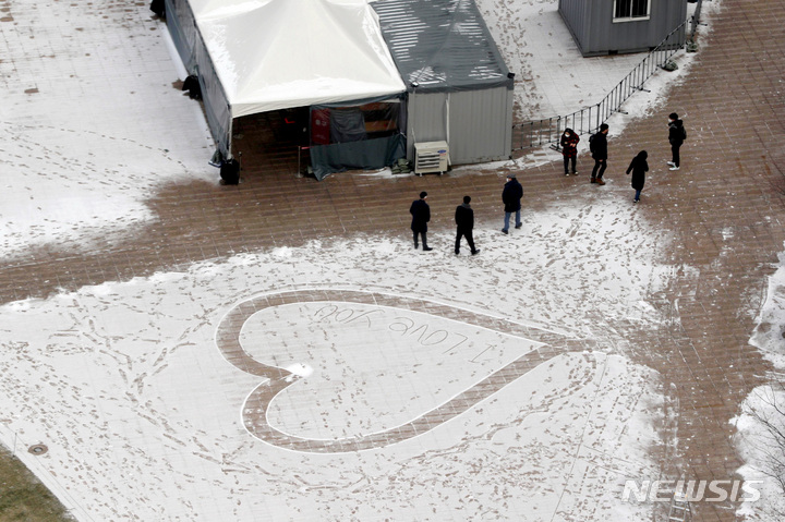 [서울=뉴시스] 김병문 기자 = 지난 29일 오전 서울시청 앞 서울광장 임시선별검사소 앞에 쌓인 눈 위로 하트가 그려져 있다. 2021.12.29. dadazon@newsis.com