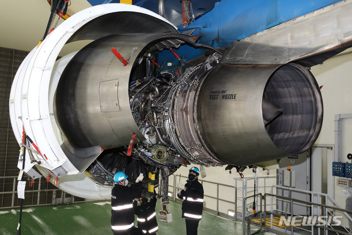 [인천=뉴시스] 이영환 기자 = 인천 중구 대한항공 엔진 테스트셀에서 정비사들이 에어버스 A330 기종에 사용되는 PW4170 엔진 점검을 하고 있다. 엔진 테스트셀에 입고된 엔진은 오일·연료 계통, 진동·출력 검사 등을 통해 하늘에서 정상적인 성능을 낼 수 있도록 30여 시간에 걸쳐 확인한다. 2021.12.29. 20hwan@newsis.com