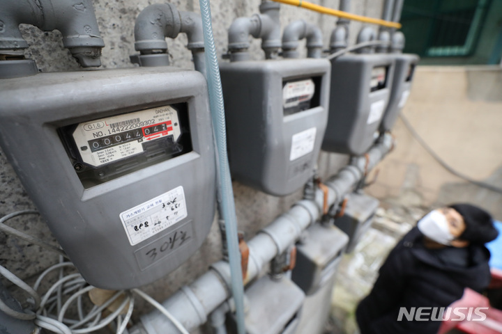 [서울=뉴시스] 조수정 기자 = 정부가 전기·가스요금을 2022년 1분기는 동결, 2분기부터 인상하기로 했다. 사진은 29일 서울 시내 한 다세대 주택의 가스계량기. 2021.12.29. chocrystal@newsis.com