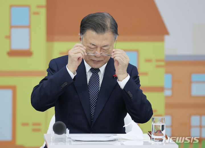 [공주=뉴시스] 김진아 기자 = 문재인 대통령이 29일 충남 공주시 공주대학교 옥룡캠퍼스에서 열린 공주대학교 부설 특수학교 설립 간담회에서 안경을 고쳐쓰고 있다. 2021.12.29. bluesoda@newsis.com