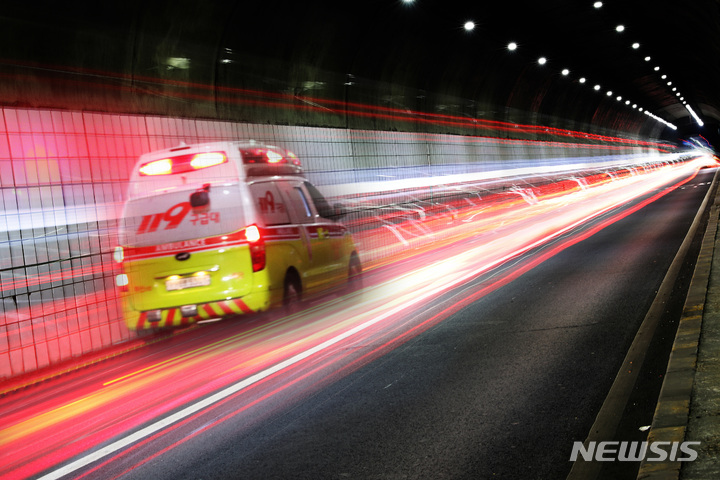 [서울=뉴시스] 서울 서대문구 금화터널을 지나는 구급차 모습. 2024.02.05 photo@newsis.com