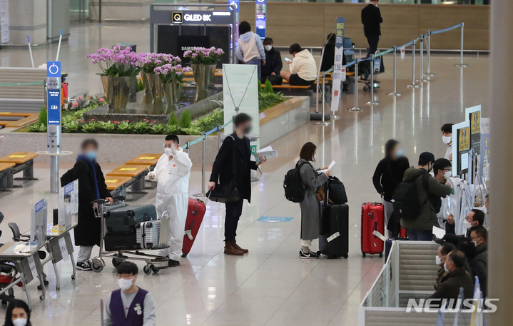 [인천공항=뉴시스] 배훈식 기자 = 코로나19 오미크론 변이 바이러스 확산을 막기위한 해외유입관리강화 조치 4주 연장이 결정된 29일 오후 인천국제공항 제1터미널 입국장에 해외 입국자들이 들어오고 있다. 해외유입관리강화 조치는 남아프리카공화국을 비롯한 아프리카 국가 1개국 입국제한과 에티오피아발 항공편 운항 중단, 접종자 격리 유지 등이다. 2021.12.29. dahora83@newsis.com